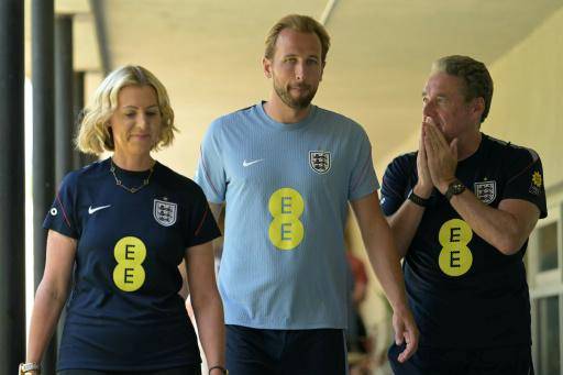 El capitán inglés Harry Kane (centro) se dirige a una comparecencia de prensa durante el Mundial, en Kansas City (Estados Unidos) el 13 de julio de 2026