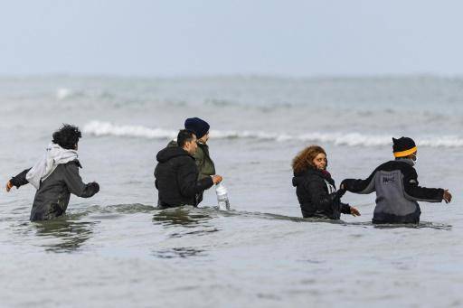 Unos migrantes entran en el agua para abordar una embarcación e intentar cruzar el canal de la Mancha, el 26 de abril de 2024 en una playa en Gravelines, en el norte de Francia