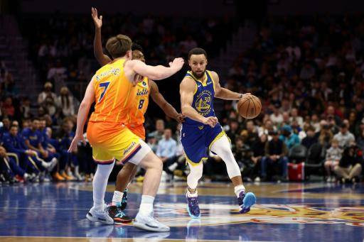 Stephen Curry, de los Golden State Warriors, dribl durante el partido contra los Charlotte Hornets el 31 de diciembre de 2025 en Charlotte, Carolina del Norte