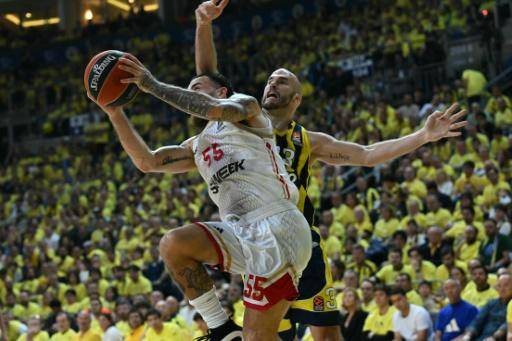 El jugador del AS Mónaco Mike James (izq.) y el del Fenerbahçe Beko Nick Clathes se disputan la pelota en un partido de cuartos de final de la Euroliga de baloncesto, el 1 de mayo de 2024 en Estambul