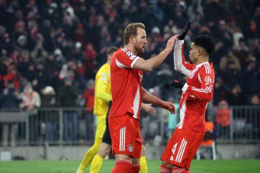 Luis Díaz (D) felicita a Harry Kane tras marcar para el Bayern Múnich en partido de Liga de Campeones contra el Union ST Gilloise, en Múnich (sur de Alemania), el 21 deenero de 2026