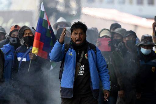 Un manifestante grita durante una protesta contra el gobierno boliviano en La Paz el 10 de junio de 2026.