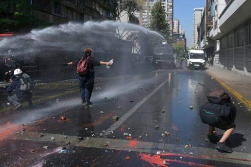 Un cañón de agua de la policía antidisturbios apunta a unos estudiantes durante una manifestación contra el gobierno del presidente José Antonio Kast, el 26 de marzo de 2026 en Santiago de Chile