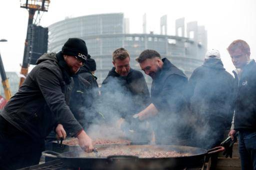 Unos agricultores cocinan durante una protesta contra el acuerdo comercial Unión Europea-Mercosur, en la ciudad francesa de Estrasburgo, el 21 de enero de 2026