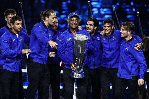 El capitán Yannick Noah sostiene el trofeo rodeado de los jugadores de Europa tras conquistar la Laver Cup. En Londres, el 27 de septiembre de 2026