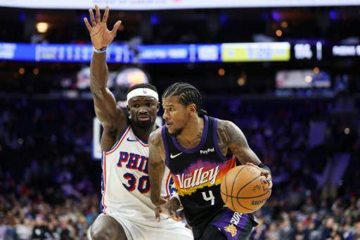 Jalen Green, de los Phoenix Suns, defendido por Adem Bona, de los Philadelphia 76ers, durante el partido del 20 de enero de 2026