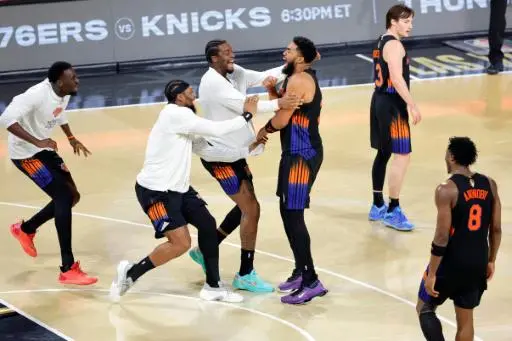 Los jugadores de los New York Knicks celebran la victoria sobre los San Antonio Spurs en la final de la Copa NBA el 16 de diciembre de 2025 en Las Vegas, Nevada