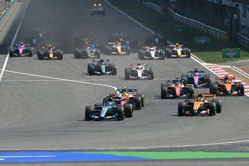 El piloto británico de Mercedes George Russell (delante, izq.) lidera durante la largada de la carrera sprint previa al Gran Premio de China de Fórmula 1 en el circuito internacional de Shanghái, en Shanghái, el 14 de marzo de 2026