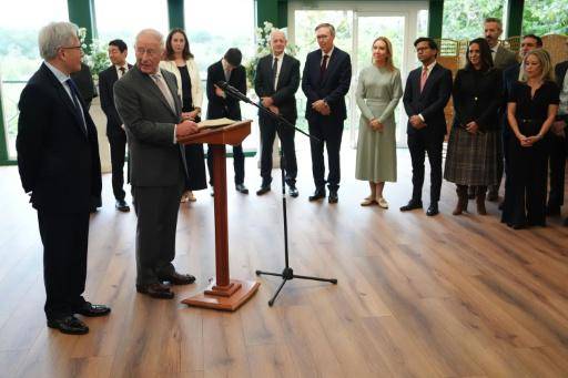 El rey Carlos III (2º izq.) observa al director ejecutivo de la compañía Nvidia, Jensen Huang, durante reunión con los gigantes de la inteligencia artificial, en Dumfries House, en la localidad escocesa de Cumnock, el 17 de septiembre de 2026