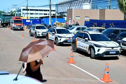 Una ambulancia escoltada por la policía traslada el 13 de marzo de 2026 a la clínica DF Star de Brasilia al expresidente de Brasil Jair Bolsonaro