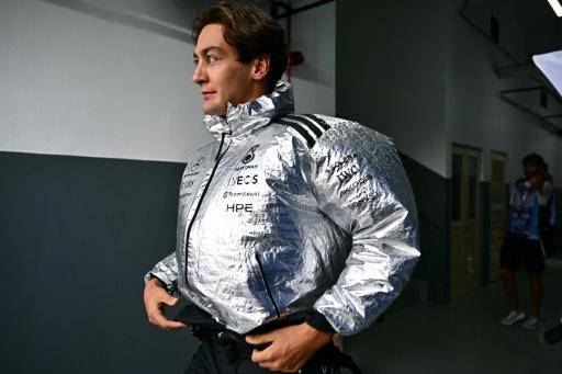 El piloto británico George Russell se dirige a la parrilla de salida del Gran Premio de Baréin de F1, el 4 de octubre de 2026 en el circuito de Sepang (Malasia)