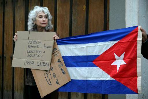María Augusta Calle, embajadora ecuatoriana en La Habana de 2017 a 2019, participa en una protesta de apoyo al gobierno cubano frente a la Embajada de Cuba en Ecuador, el 4 de marzo de 2026 en Quito