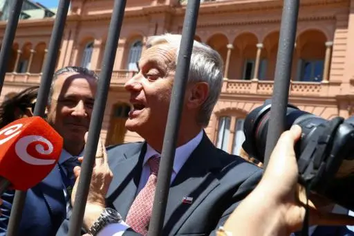 Al retirarse de la casa de gobierno, se acercó a la reja a saludar a ciudadanos chilenos y expresó su molestia ante los periodistas: Les pido un poquito de paciencia, dijo.