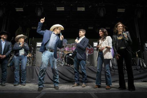 Bobby Pulido, ganador del Latin Grammy y candidato demócrata al 15.º Distrito Congresional de Texas, James Talarico, candidato demócrata al Senado, y Gina Hinojosa, candidata demócrata a la gobernación de Texas, intervienen durante un acto de campaña conjunto en Weslaco, Texas, el 25 de octubre de 2026