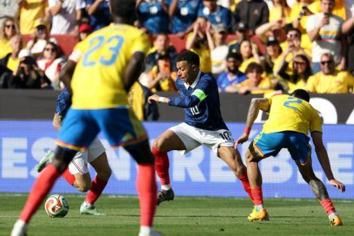 El astro francés Kylian Mbappé es confrontado por el defensor colombiano Daniel Muñoz en el partido amistoso entre Francia y Colombia en el Northwest Stadium, en Landover, Maryland, el 29 de marzo de 2026