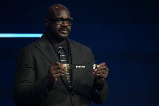El exjugador de baloncesto estadounidense Shaquille O'Neal muestra el nombre de Irán durante el sorteo del Mundial de Fútbol de 2026, en Washington, el 5 de diciembre de 2025