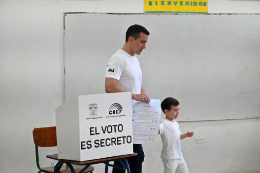 El presidente de Ecuador, Daniel Noboa, vota en el referéndum, de la mano de su hijo Álvaro, el 16 de noviembre de 2025 en Olón