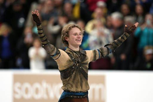 La estadounidense Ilia Malinin recibe el peluche de Cómo entrenar a tu dragón lanzado al hielo tras competir en el programa corto masculino durante el Campeonato de Patinaje Artístico de Estados Unidos 2026, en el Enterprise Center, en San Luis, Misuri, el 8 de enero de 2026