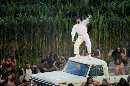 Bad Bunny actuando en el concierto del Super Bowl el 8 de febrero de 2026