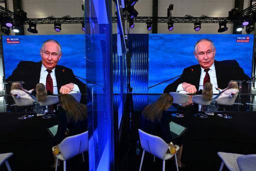 Una pantalla muestra al presidente ruso, Vladimir Putin, participando en una sesión plenaria del Foro Económico Internacional de San Petersburgo, el 5 de junio de 2026 en la ciudad rusa