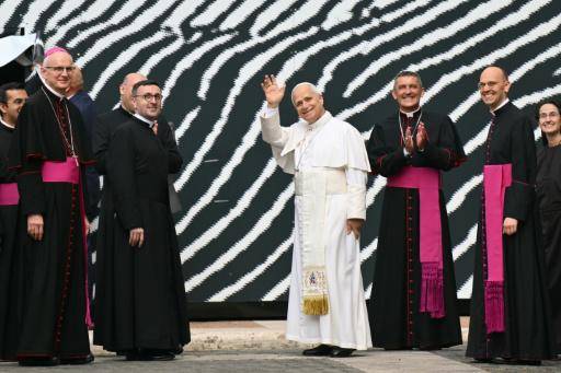El papa León XIV, acompañado por otros dignatarios religiosos, saluda a su llegada a la inauguración de un ciclo de exposiciones en la Biblioteca Apostólica del Vaticano, el 14 de septiembre de 2026 en la Santa Sede