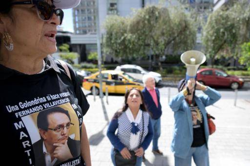 Unos partidarios del asesinado candidato presidencial colombiano Fernando Villavicencio se manifietsan fuera del complejo judicial del norte de Quito el 3 de septiembre de 2025