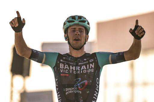 El ciclista italiano del equipo Bahrain Victorious Antonio Tiberi celebra su victoria en la tercera etapa de UAE Tour, entre Umm al-Quwain y Jebel Mobrah, en Emiratos Árabes Unidos, el 18 de febrero de 2026