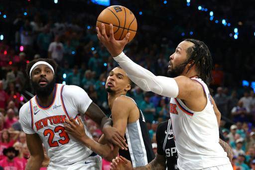Jalen Brunson lanza a canasta frente a Victor Wembanyama en el triunfo de los New York Knicks ante San Antonio Spurs en el primer partido de las Finales de la NBA el 3 de junio de 2026