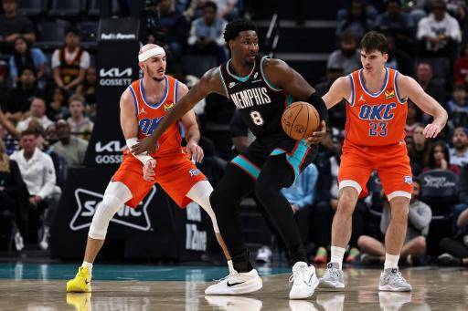 Jaren Jackson Jr. de los Memphis Grizzlies controla el balón ante Alex Caruso y Brooks Barnhizer del Oklahoma City Thunder, durante el partido en el FedExForum en Memphis, Tennessee, este 9 de enero de 2026