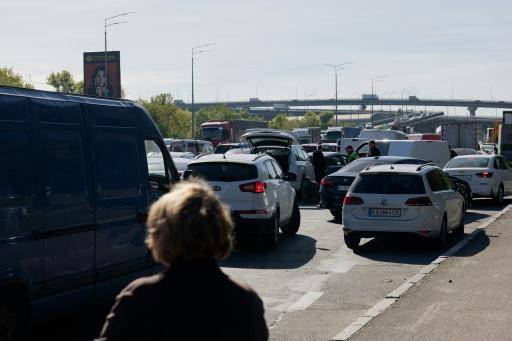 Cierre de un puente por ataques rusos genera enormes atascos de tránsito en Kiev