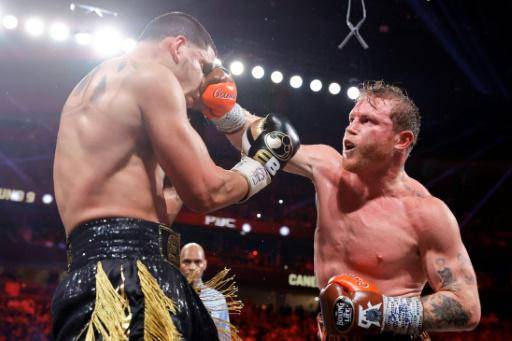 'Canelo' Álvarez arrolla a Berlanga y retiene títulos de campeón supermediano