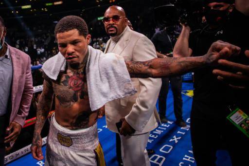 El boxeador estadounidense Gervonta Davis celebra su victoria en un combate de los persos ligeros el 5 de diciembre de 2021 en Los Ángeles
