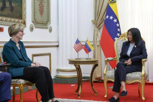 La jefa de la legación diplomática de EEUU en Venezuela, Laura Dogu (izq), se entrevista con la presidenta interina venezolana, Delcy Rodríguez, en el palacio presidencial de Miraflores, el 2 de febrero de 2026 en Caracas