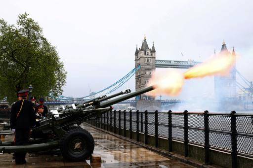 Miembros de la Honorable Compañía de Artillería disparan salvas con unos cañones en honor del primer aniversario de la coronación como rey de Carlos III, el 6 de mayo de 2024 frente al puente de la Torre de Londres
