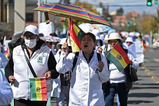 Para los pacientes, oxígeno y comida, piden médicos en marcha contra bloqueos en Bolivia