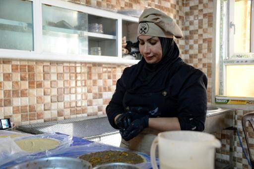 Abir Jassem trabaja en la cocina de la empresa Sabor de Mosul, gestionada únicamente por mujeres, en esta ciudad del norte de Irak, el 13 de septiembre de 2023