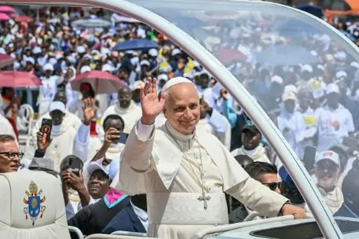 El papa viaja al Este de Angola en el tercer día de su visita