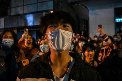 Personas con mascarilla participan en una concentración callejera el 27 de noviembre de 20222 en Shanghái, ciudad china donde se han registrado protestas contra las medidas anticovid de las autoridades