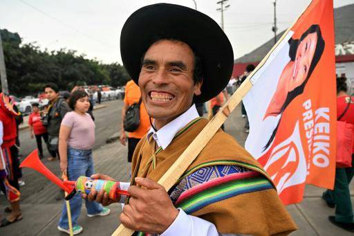 Candidatos cierran campaña presidencial en Perú ante un final de fotografía