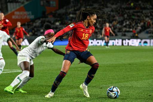 Salma Paralluelo, la atleta indiscutible en la selección de fútbol de España
