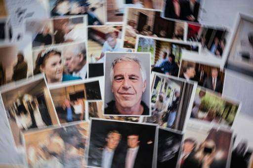 Una exmodelo acusa a un cazatalentos francés de captarla para Epstein