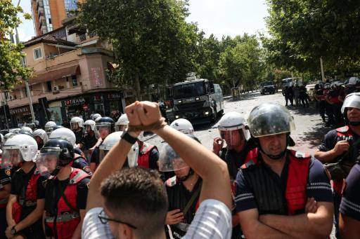 La policía repele a manifestantes contra el proyecto de resort vinculado a los Trump en Albania