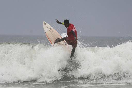 Despacio pero sin pausa, el surf sigue progresando en Costa de Marfil