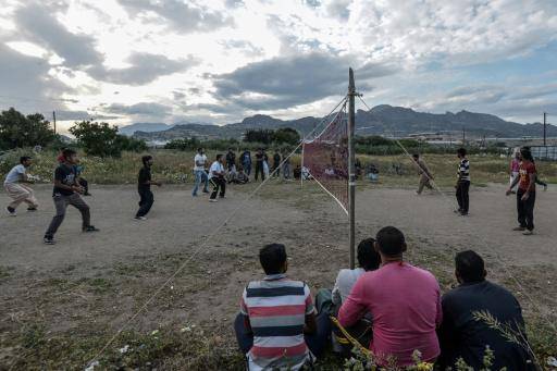 Un muerto y 25 desaparecidos al naufragar una embarcación de migrantes en Grecia
