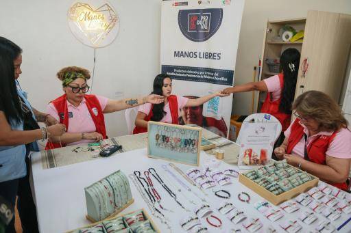 Unas presas hacen peluches del papa León XIV antes de su visita a Perú