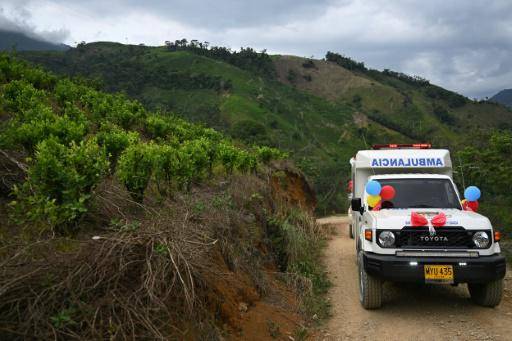 Una ambulancia financiada por comunidades locales y los rebeldes del Estado Mayor Central, facción disidente de las FARC, pasa por plantaciones de coca en la localidad de San Juan del Micay, el 24 de marzo de 2024 al suroeste de Colombia