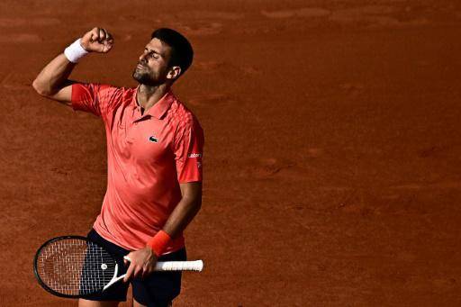 El serbio Novak Djokovic celebra su victoria ante el español Carlos Alcaraz en la semifinal masculina de Roland Garros en la pista Philippe Chatrier, el 9 de junio de 2023, en París