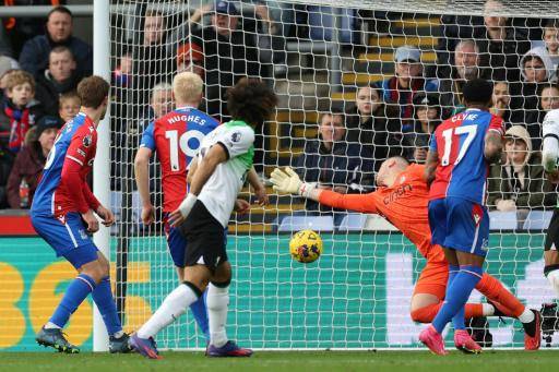 El Liverpool vence 2-1 en visita al Crystal Palace y es líder provisional