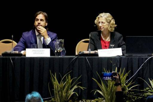 El presidente de Uruguay, Luis Lacalle Pou (I), e Inger Andersen (D), subsecretaria general de las Naciones Unidas y directora ejecutiva del Programa de Naciones Unidas para el Medio Ambiente, el 28 de noviembre de 2022 en Punta del Este
