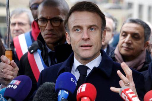 El presidente Emmanuel Macron habla ante la prensa durante la inauguración e la Villa Olímpica de los Juegos de París 2024, el 29 de febrero de 2024 en Saint-Denis, en la periferia norte de la capital francesa
